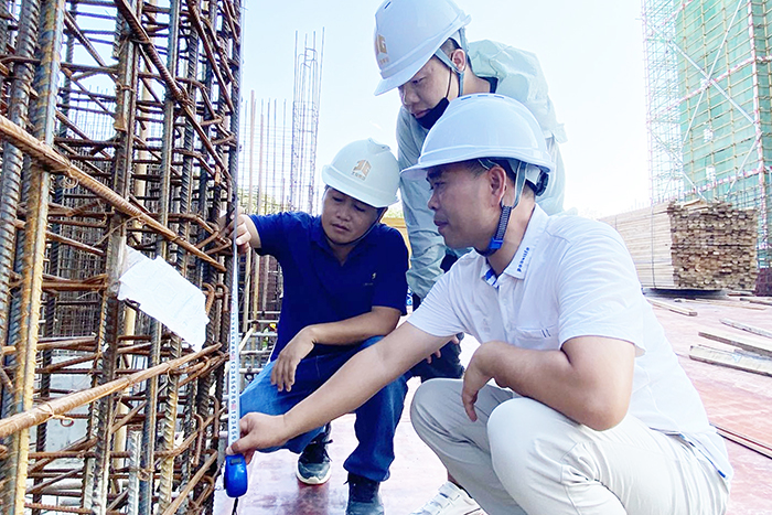 8防城港區(qū)域公司工程人員對(duì)項(xiàng)目鋼筋及水電套管預(yù)埋進(jìn)行驗(yàn)收.jpg