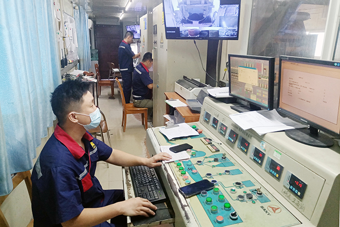 12北海大正混凝土公司中控室調(diào)度操作人員按流程操作混凝土生產(chǎn)工作.jpg