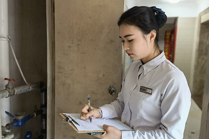 14安信物業(yè)公司客服管家在國(guó)慶期間堅(jiān)持巡樓.jpg
