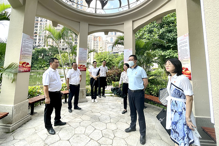 北投集團評星定級復核檢查第六小組在由安信物業公司黨支部打造的長湖鳳景灣小區紅色文化長廊檢查指導.jpg