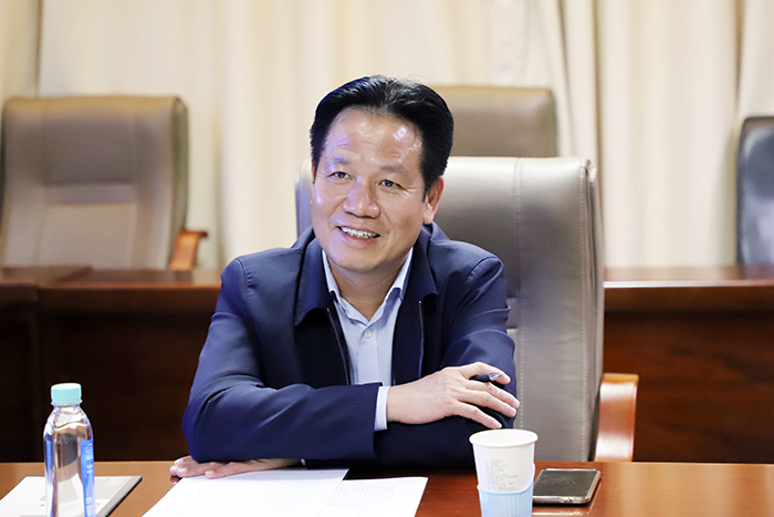 座談會上,朱堅和認真聽取匯報.JPG