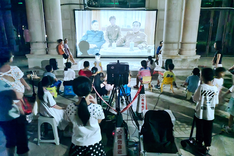 電影放映隊在鳳景灣小區放映電影《建黨偉業》_副本.jpg