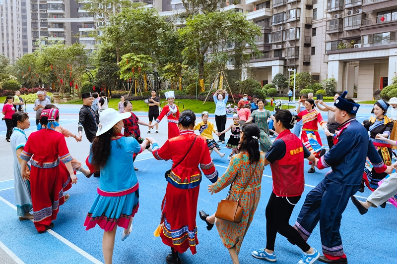 在吉祥·鳳景灣舉辦的傳統民俗活動吸引了小區業主積極參與，現場其樂融融。_副本.jpg