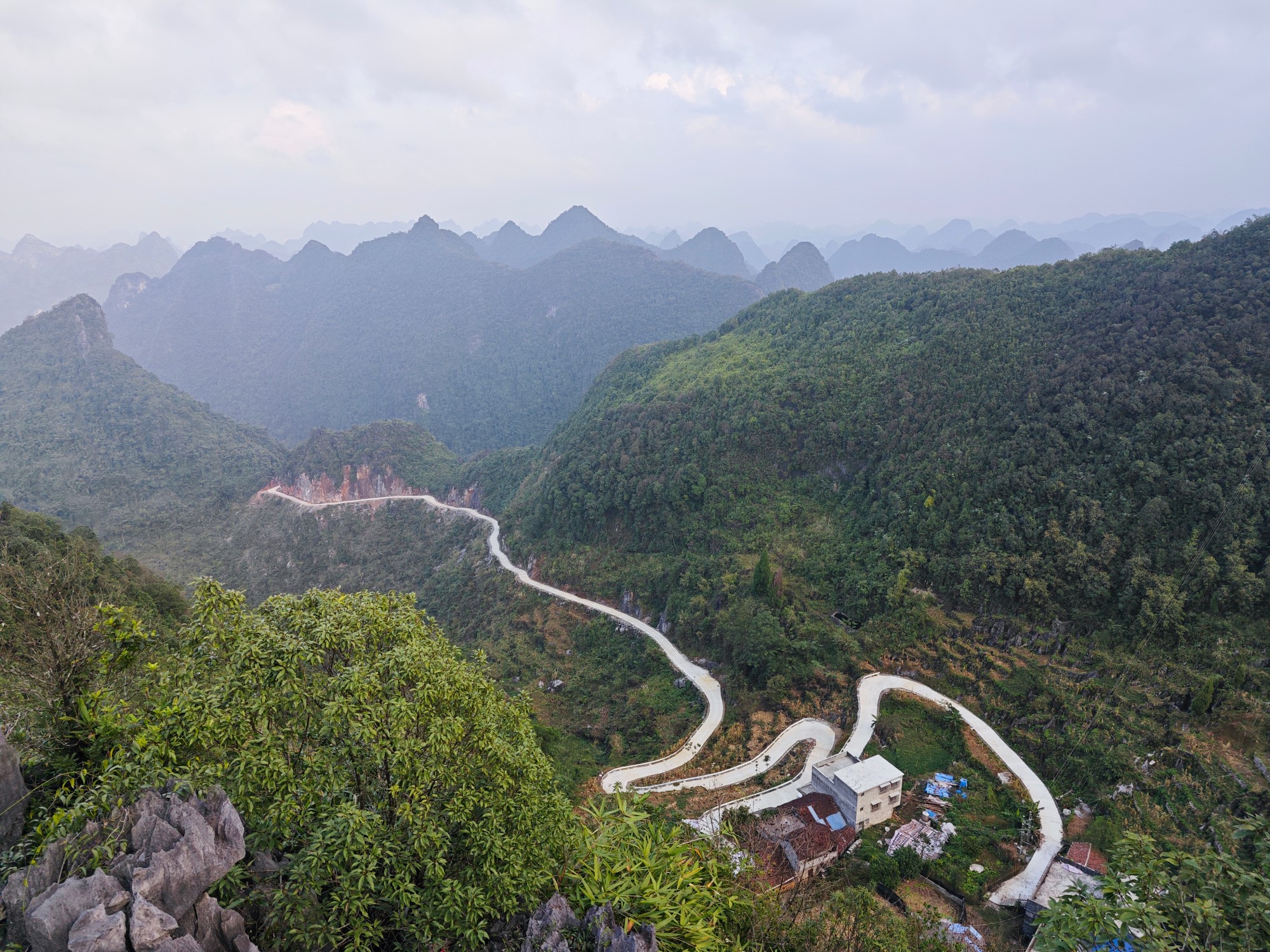 66.弄茶屯硬化路建成通車（弄茶屯級(jí)公路于2023年11月建成通車，標(biāo)志著宏偉村全村32個(gè)村民小組全部實(shí)現(xiàn)水泥硬化路通車）.jpg